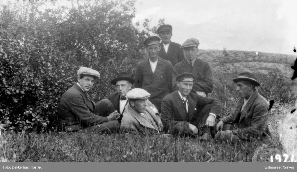 Foran fra venstre: Arthur Prestvik, ukjent, Talberg Hamran, Konrad Tjernvik og Ingvar Hamran. Bak fra venstre: Thorleif Evenstad, Johan Jenssen og Johan Odinsen Evenstad