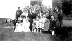 Brudeparet: Hanna Henriksen Holte og Kåre Holte, brudepikene