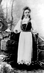 Ung ukjent kvinne i bunad