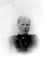 Portrett av ung ukjent kvinne