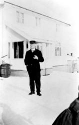 Sør-Gjæslingan, ukjent mann foran telegrafbygning