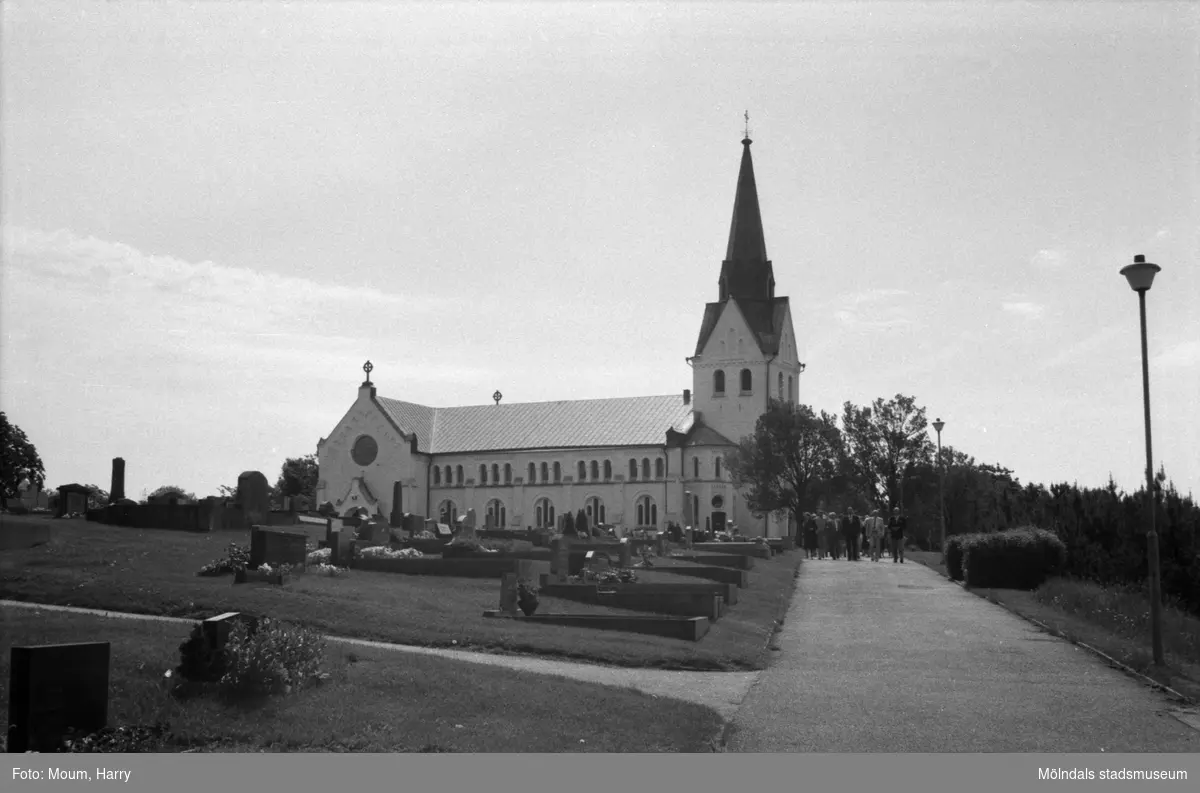 Konfirmander 50-årsjubilerar vid Lindome kyrka, år 1984.

För mer information om bilden se under tilläggsinformation.