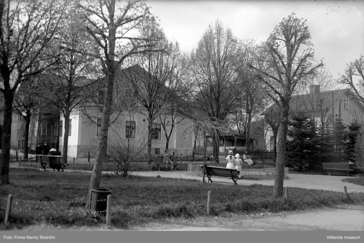 Carl-Johans Park i Vetlanda, Anna Kohlens hus till höger i ...