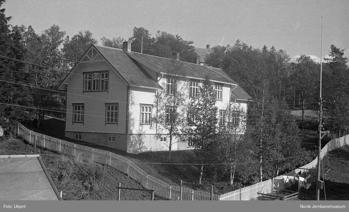 Bolig- eller kontorbygning, trolig tilhørende jernbaneanlegget Mo-Bodø