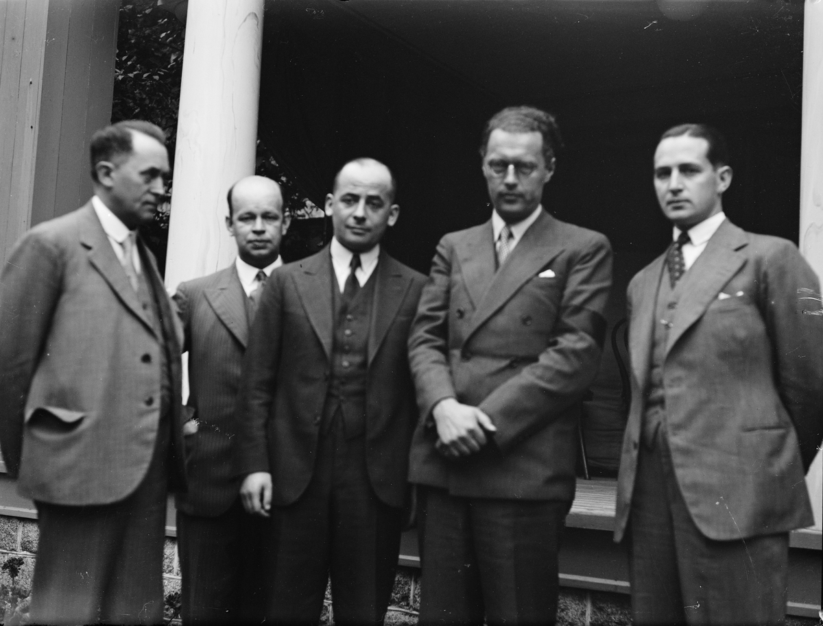 Grupporträtt - stadsbibliotekarie Paul Harnesk och fyra andra män, Uppsala juni 1935