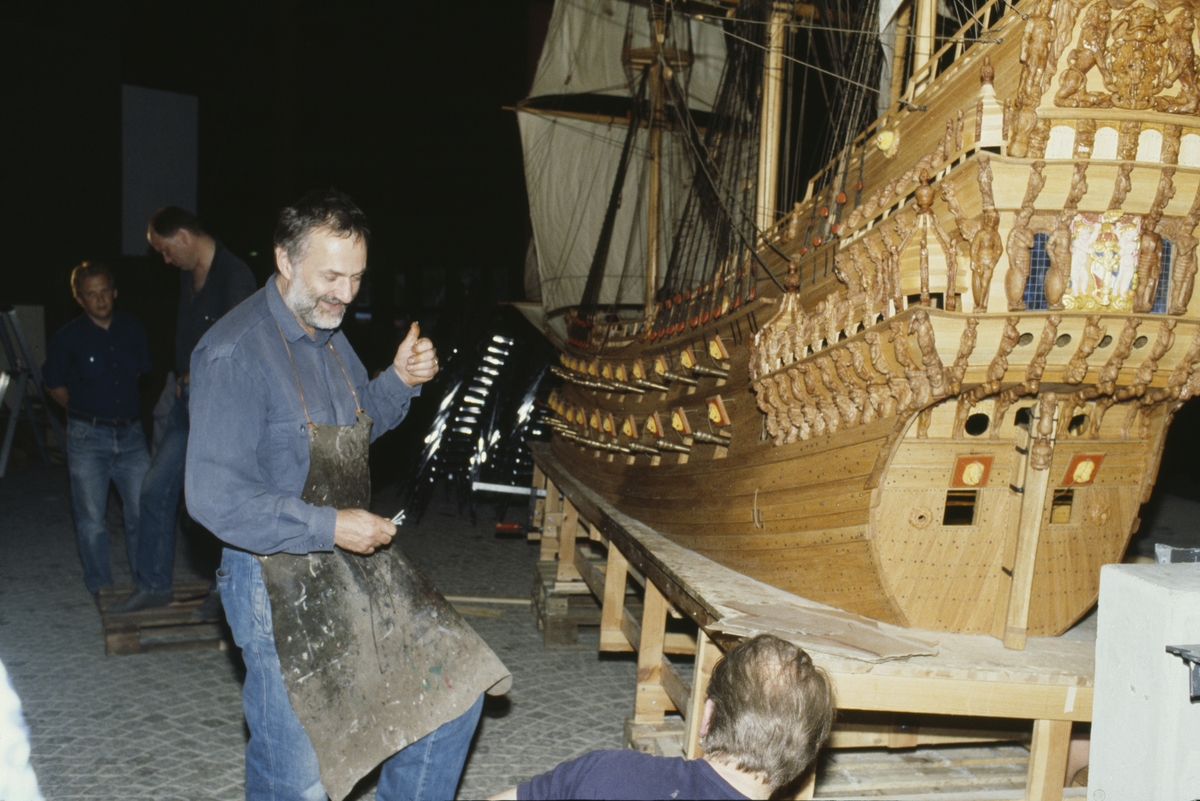 Ingvar Jörpeland med kollegor bredvid modellen av Vasa i skala 1:10. Jörpeland utförde skulpturerna till modellen i cernitlera.
