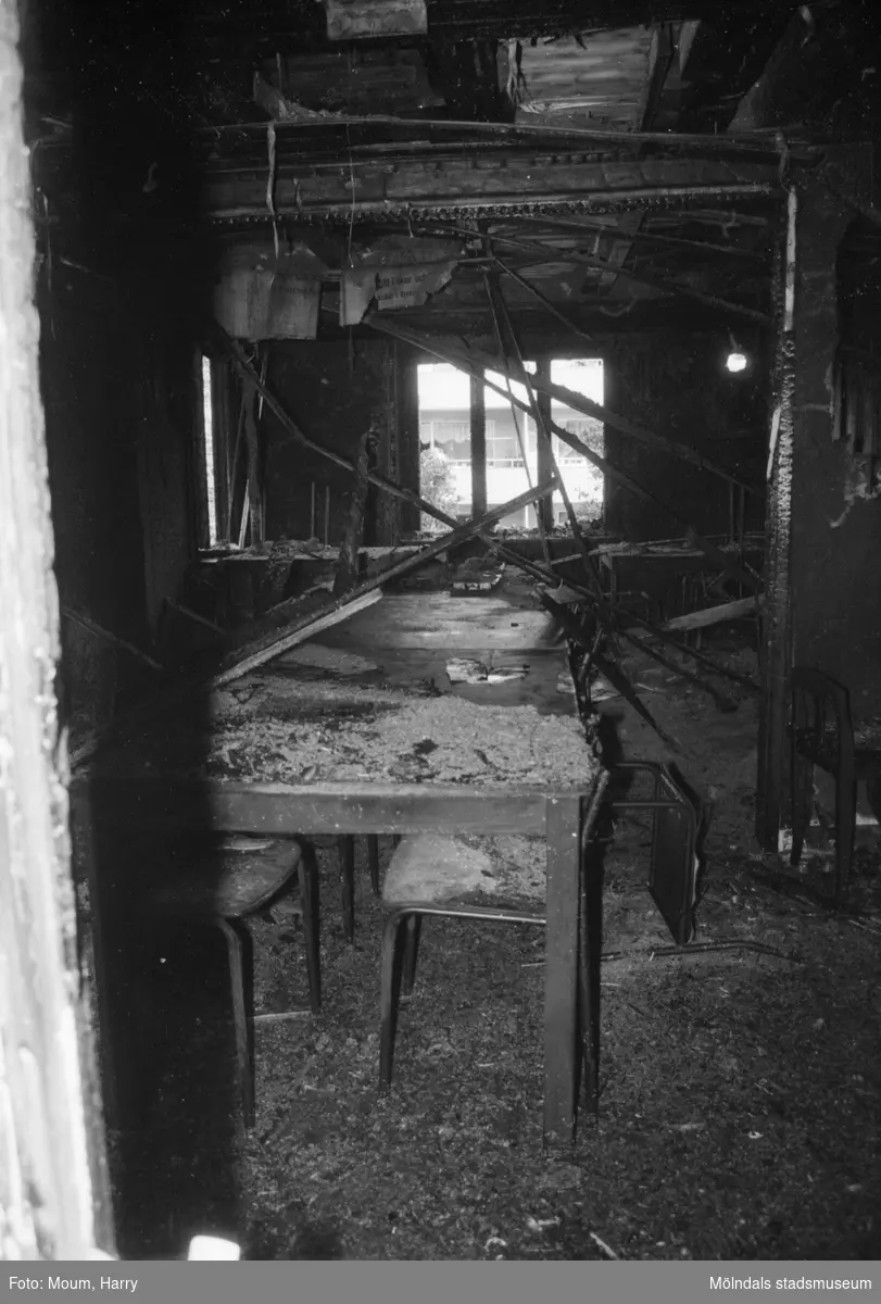 Eldsvåda på mölndalslänkarnas gård i Kållered, år 1984. "Där elden farit fram är inte mycket kvar."

För mer information om bilden se under tilläggsinformation.