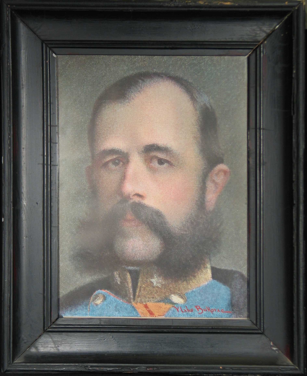 Portrett av mann i moden alder. Blå uniform, svart skjegg.