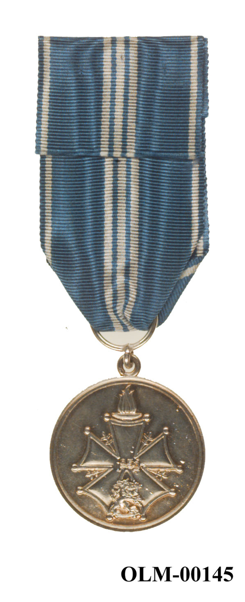 Sølvfarget medalje med blått og hvitt bånd. Medaljen er dekorert med de olympiske ringene og motiv av en løve.