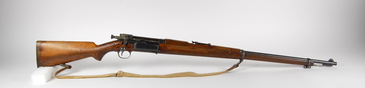 Militært infanterigevær i kaliber 6.5 mm.  Magasin for 5 patroner. 
Modell 1894, serienr.  68858.  Utstyrt med bærerem.