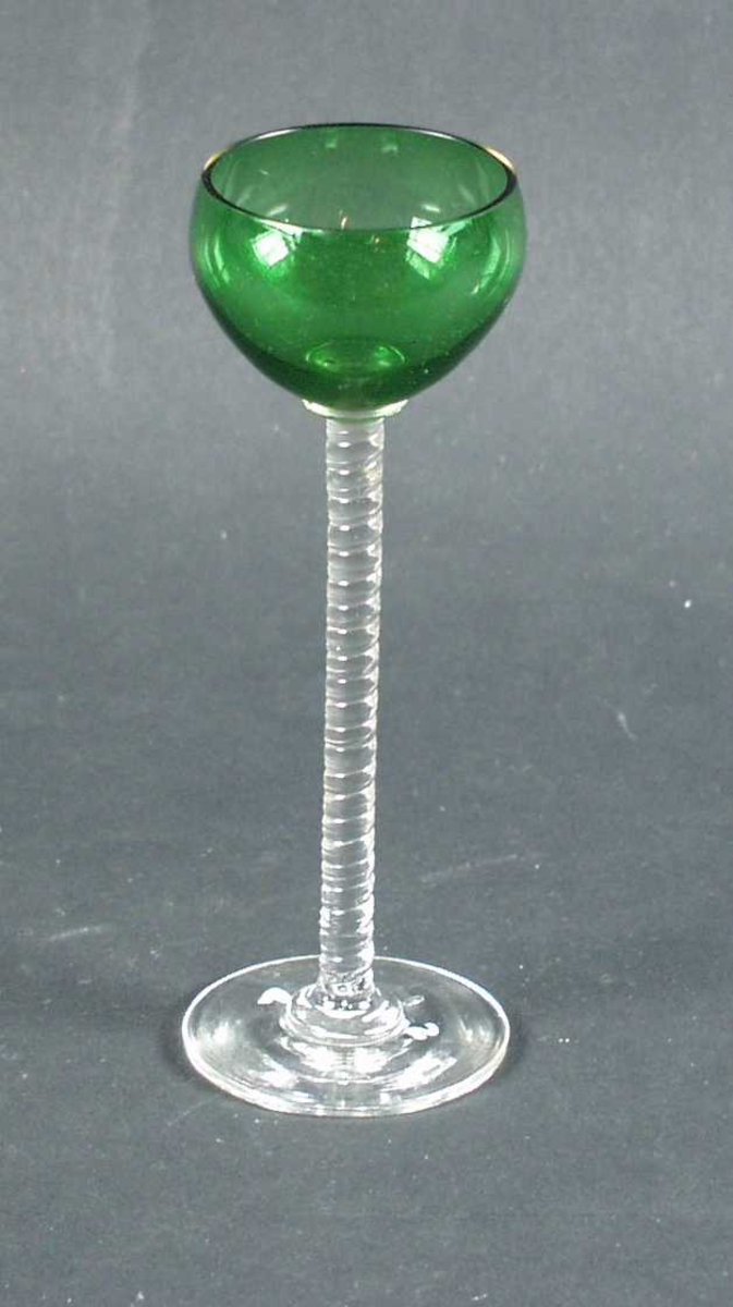 Likørglasset har høy stett med spiral og grønn klokke.