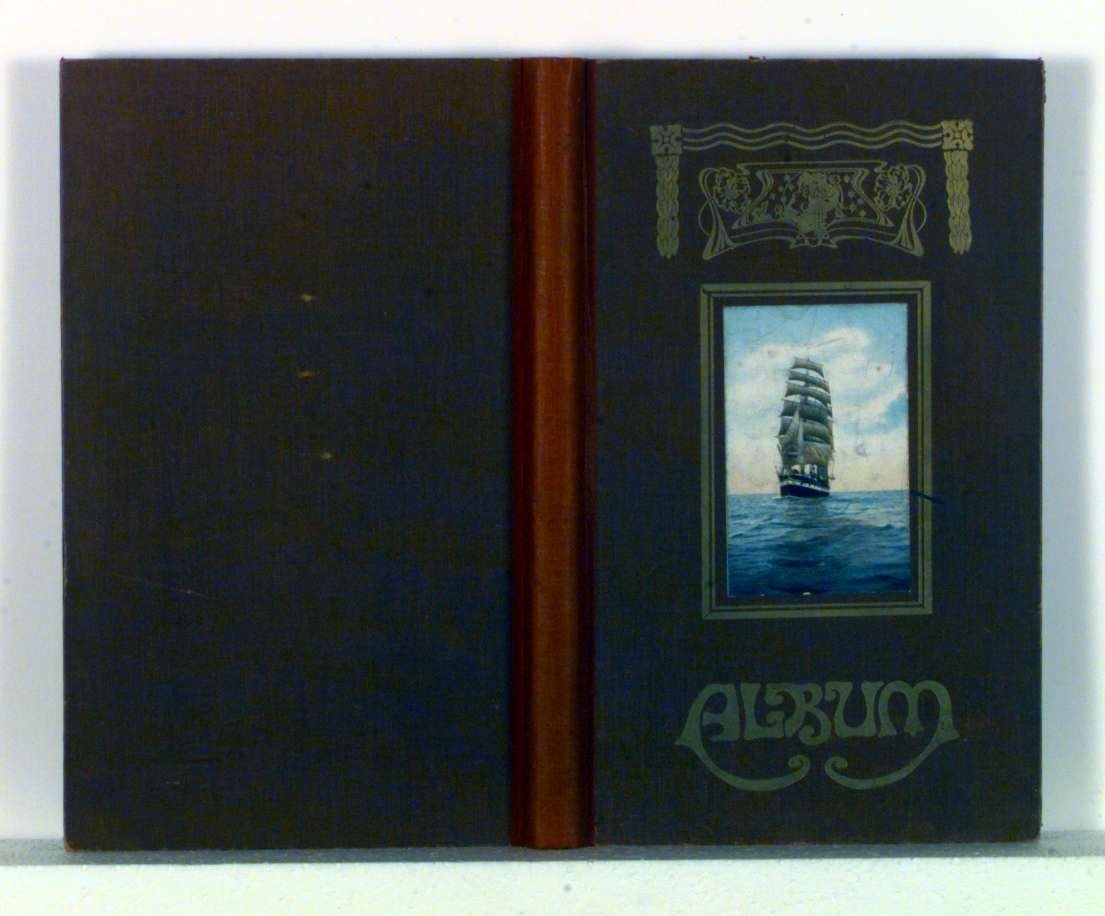 Album med bilder/prospektkort. Forsiden dekorert med bildet av en seilskute