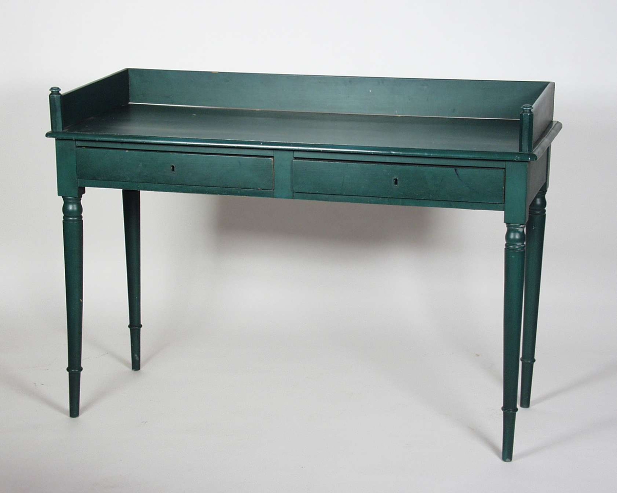 Et lite, grønnmalt skrivebord