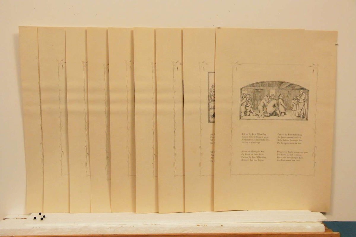 Mappe inneholdende 9 blad. Det er fire vers på 8 av bladene, 3 vers på det siste. Teksten er i gotisk skrift. Hvert blad har illustrasjoner til teksten.