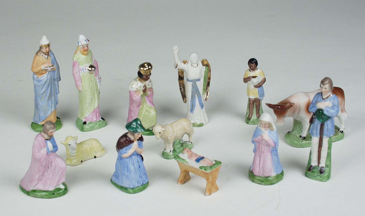 Julekrybbe bestående av 13 figurer laget av porselen. 