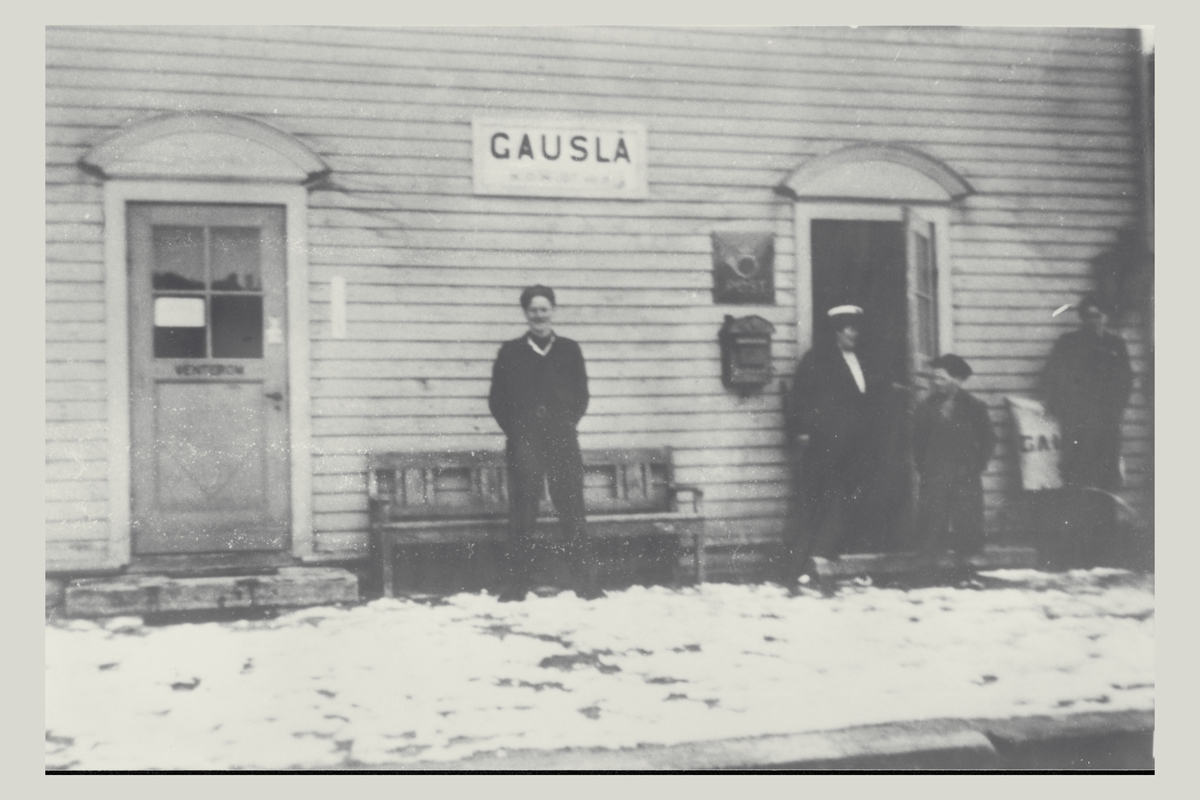 eksteriør, postkontor, Gauslå, ca. 1950, menn, barn, postskilt, postkasse