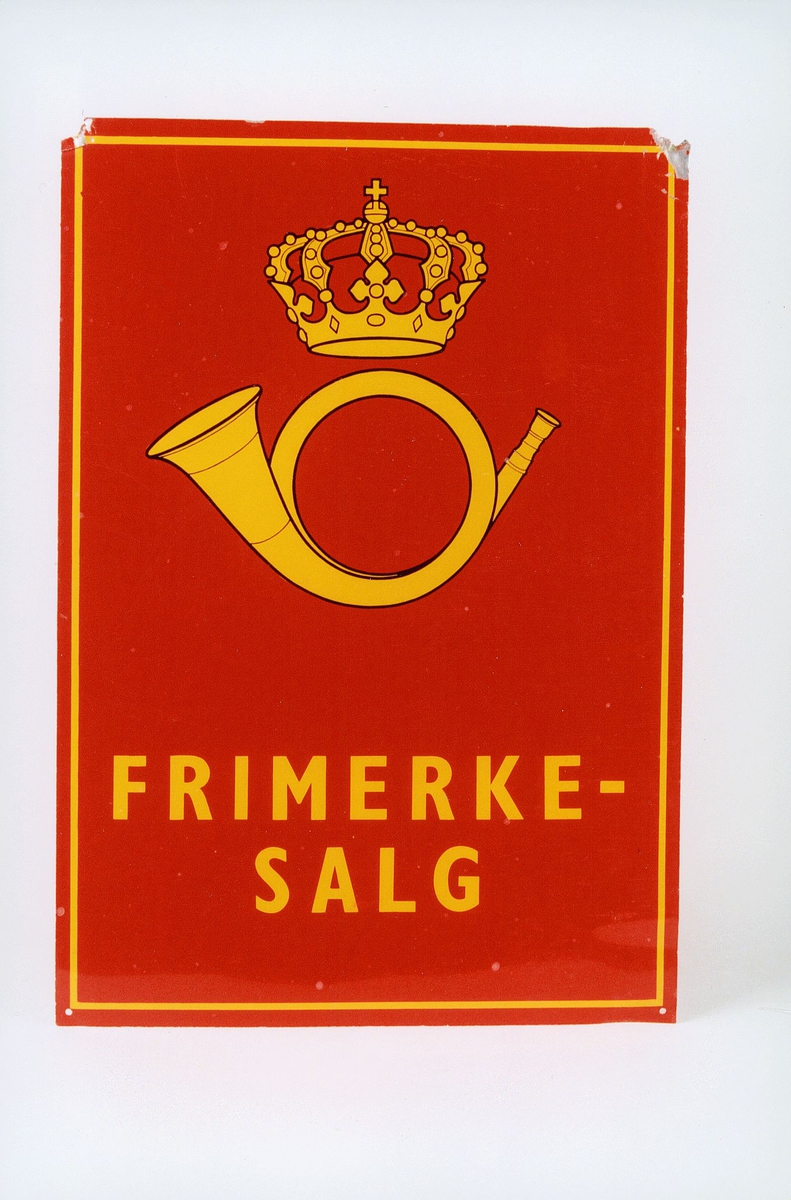 Rødt skilt med logo, ramme og FRIMERKESALG i gult.
 Skilt fra kjøpmann Bjørn Hansen, Kløftavegen
2022 GJERDRUM. (Tidligere 2023 GJERI brevhus)
Skiltet er noe skadet i to hjørner.
ex