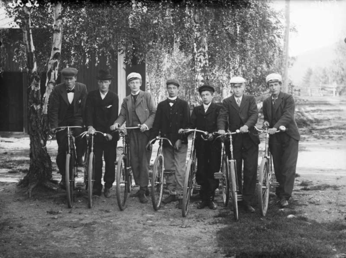 Pro: 22.08.1900. Haugens sykkelgruppe. Gruppebilde, menn med sykler.