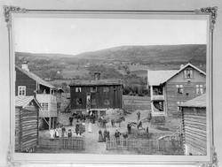 30.04.1903. Gården  Alme, gjester på gådstunet. Kopi av 6731