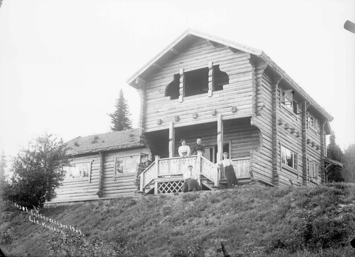 28.08.1907. Fefor, Villa Kikut. Laftet tømmerbygning, kvinner ved inngang.