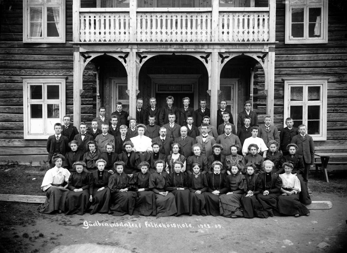 NordFron, Kvam. Gudbransdalens Folkehøyskole, som befant seg på gården Vik mellom 1902 til 1915. Styrar Rasmus Stauri i midten