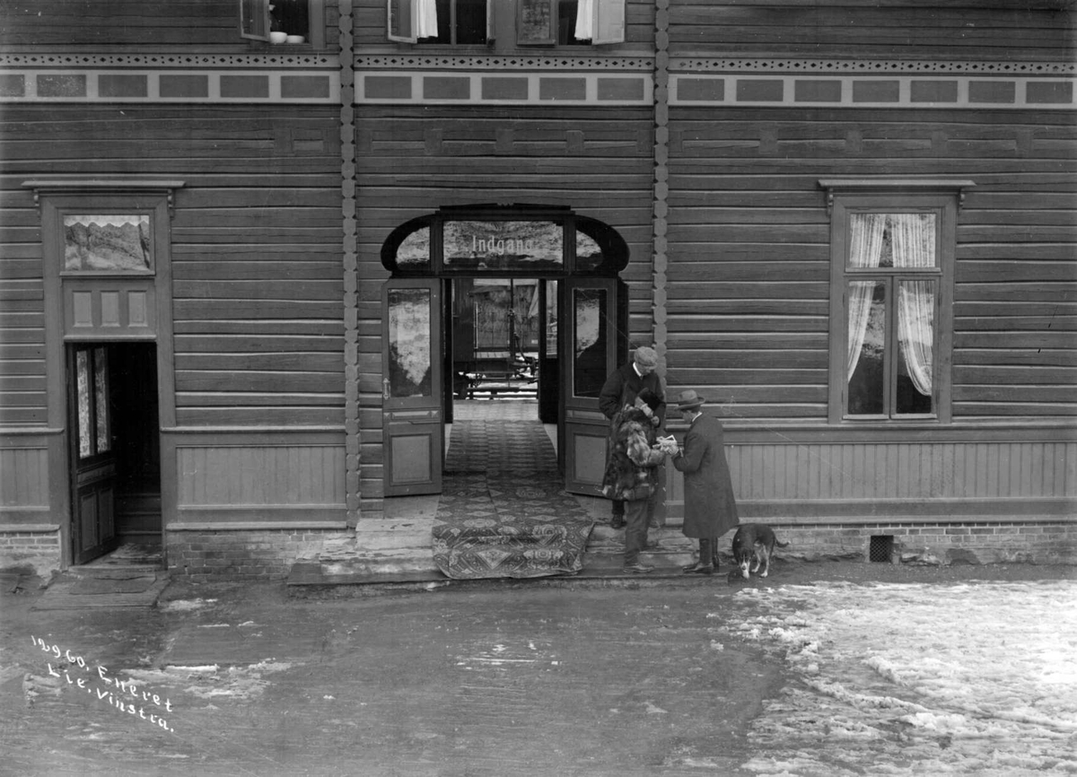 02.04.1910. Nord-Fron, Vinstra. Kongens ankomst fra Fefor. Tre personer, hund, inngang Vinstra hotel.