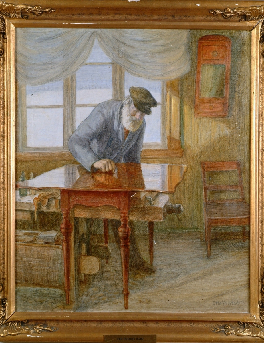 Snekkerverksted, hvithåret og skjegget mann i skyggelue og blå jakke, høyrev.; polerer bord over høvelbenk, vindu bak.