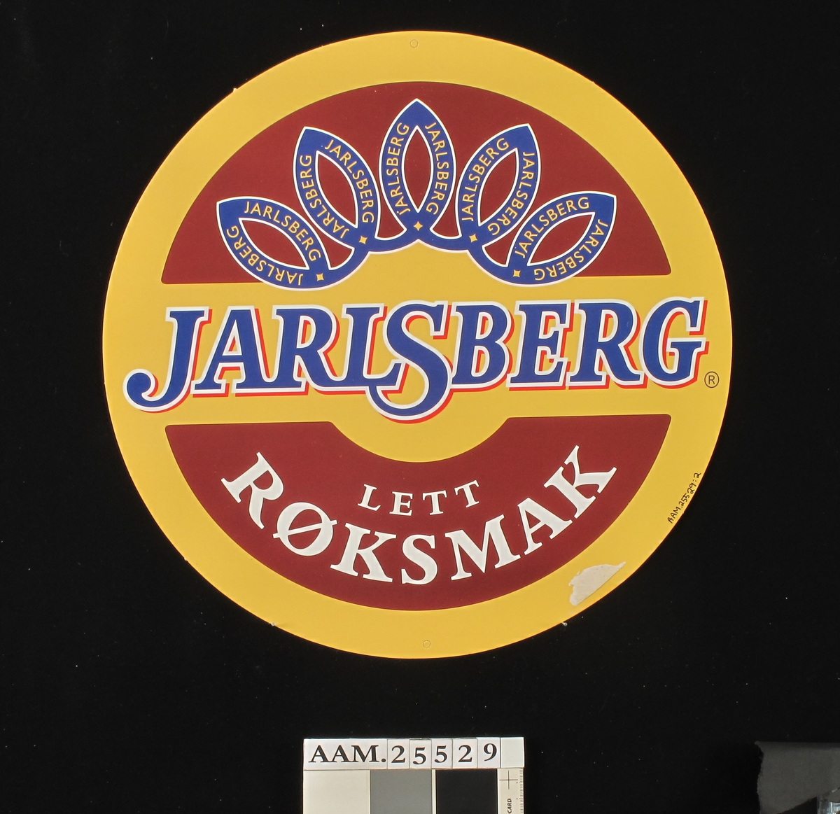 Rund Jarsberg-ost / fargefoto av ostestykker.