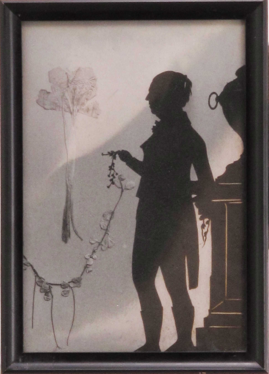 Portrett i helfigur. Stående mann, i profil,  holder en blomsterguirlander i hånden, Bak ham t.h. en klassisk urne e.l. på en sokkel. 