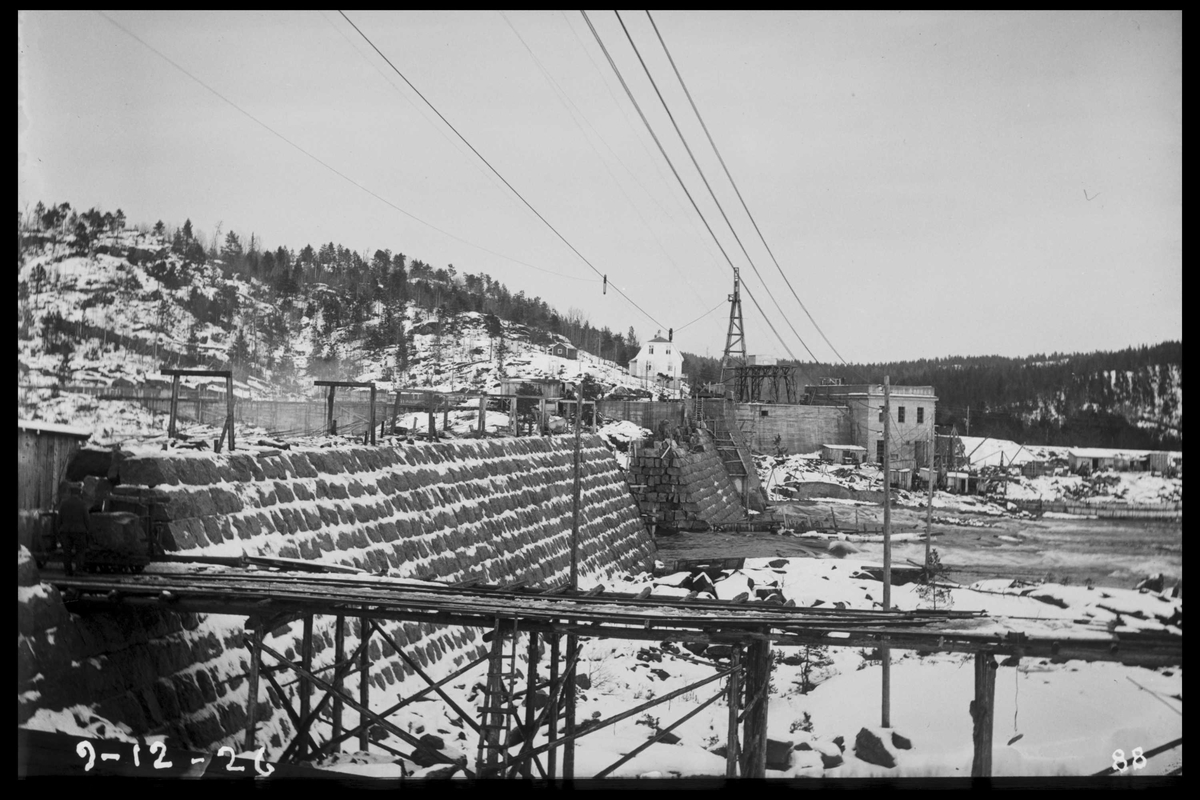 Arendal Fossekompani i begynnelsen av 1900-tallet
CD merket 0468, Bilde: 8
Sted: Flaten
Beskrivelse: Bygging nesten ferdig. Kraftstasjon og bolig i bakgrunnen