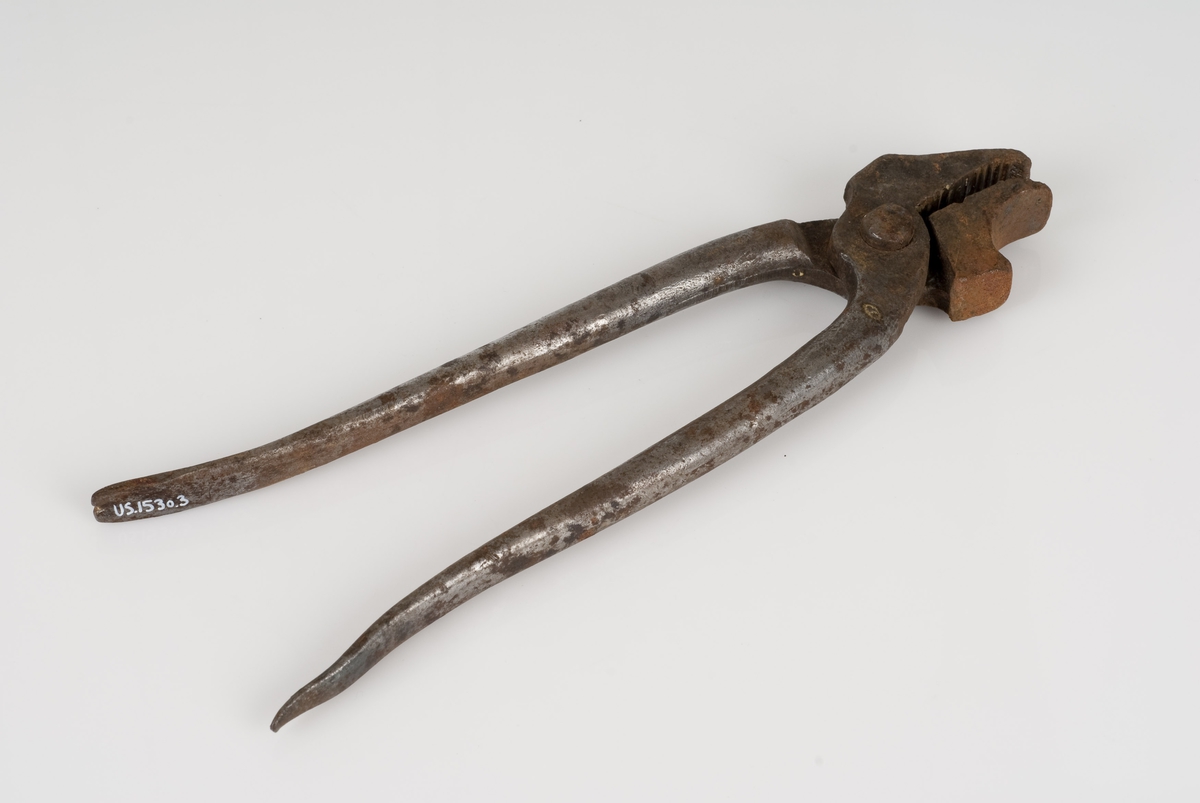 Et verktøy av jern?; tang med buet nebb.

