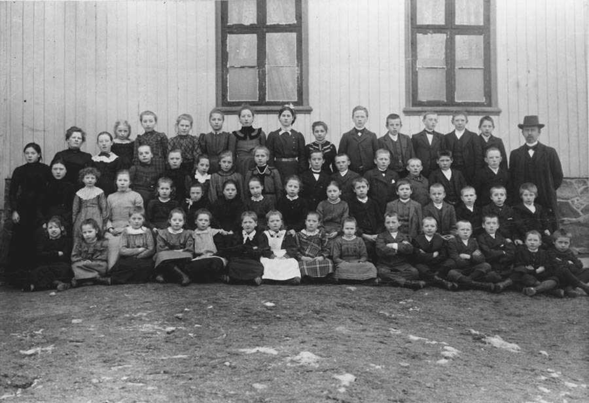 Skolebilde. Magnus Solberg nr. 3 fra h. bakerst. Født 1890