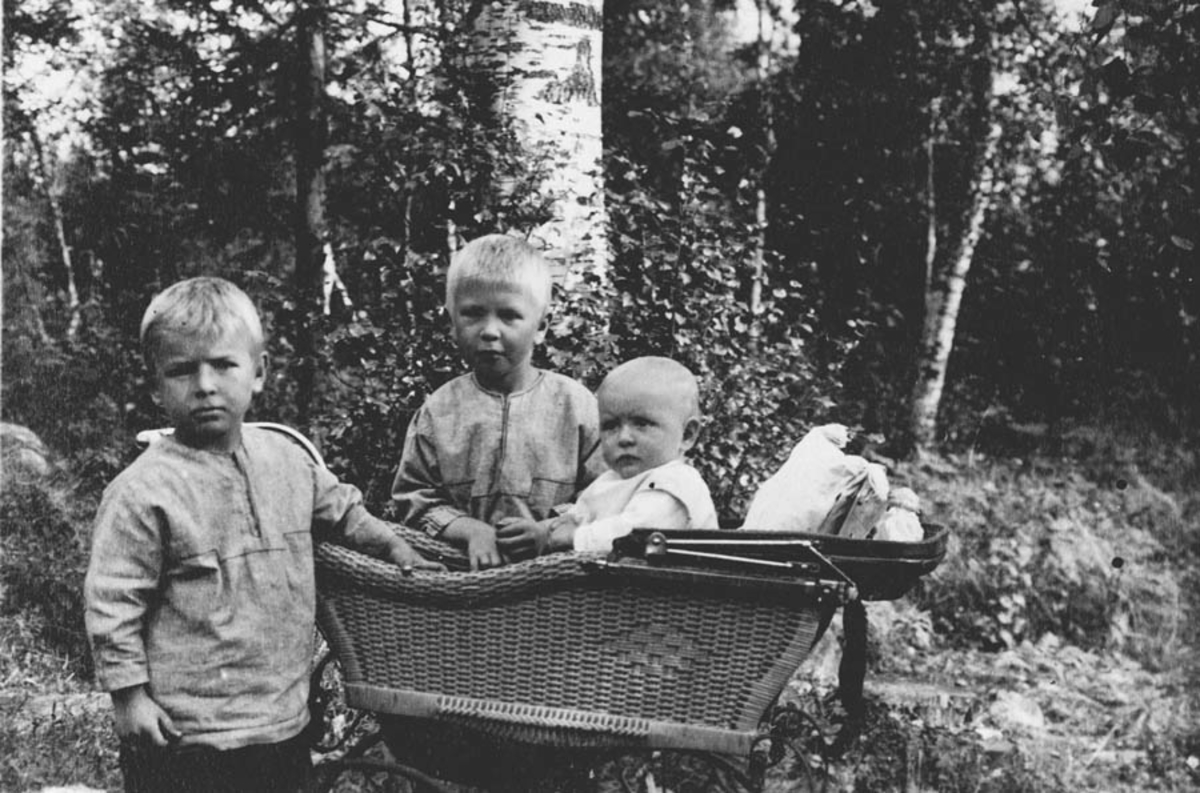 Barna Boa, Petter og Tulla Bjørnstad (i barnevognen).