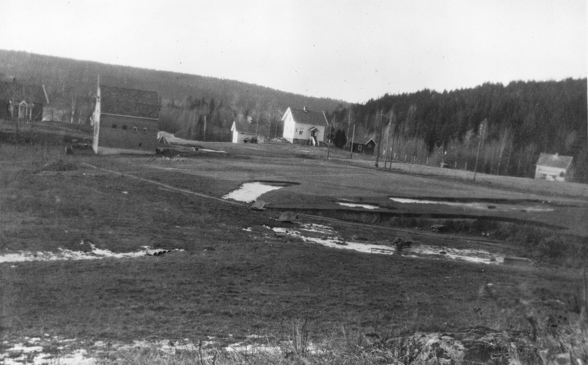 Begynnelsen til Oppegård Idrettsplass. Trafostasjon til venstre og Barca-huset midt i bildet.