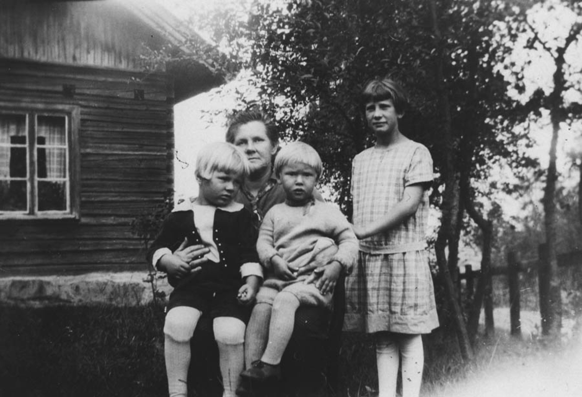 Bestemor med to barnebarn og datter.
