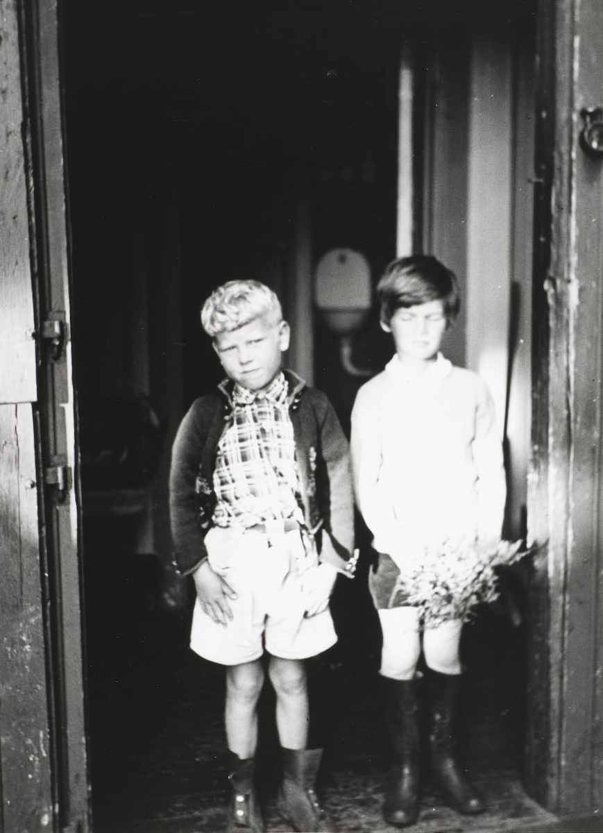 To små gutter i døråpning