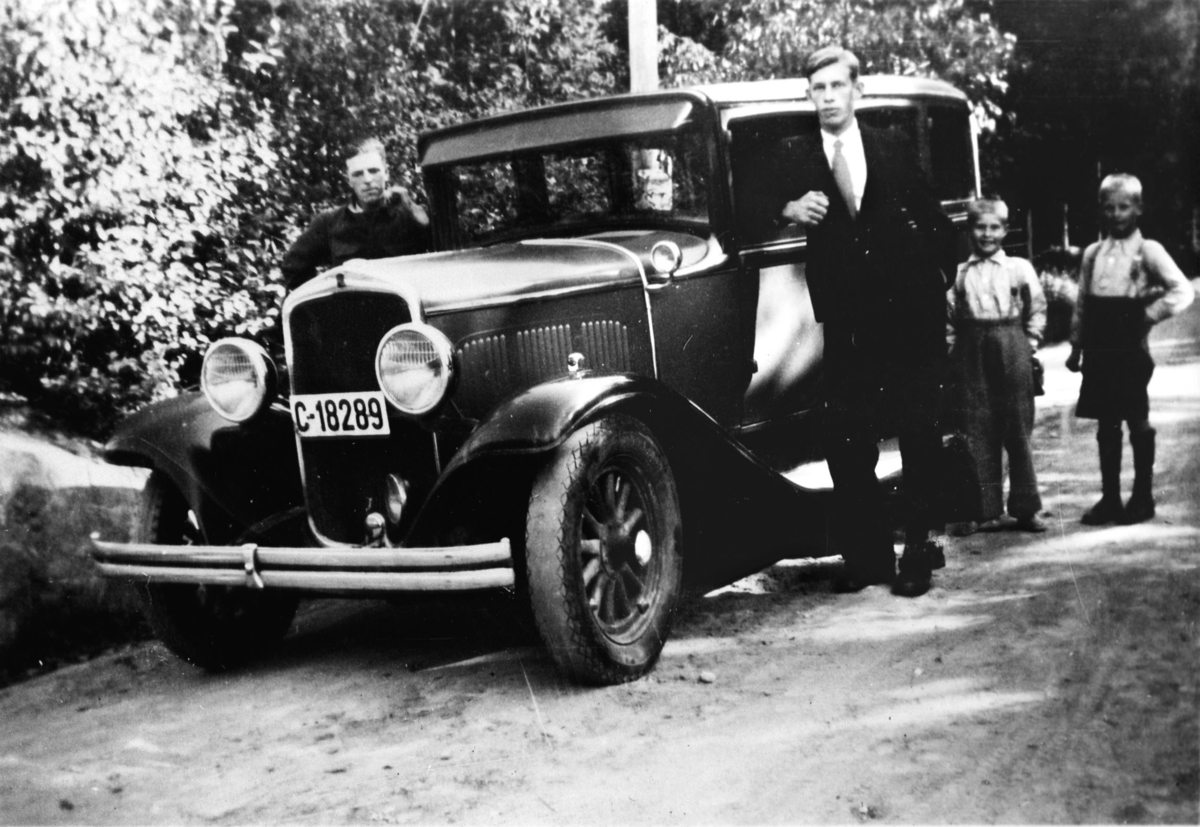 Ny bil. Lorentz Bjerknes, to brødre og en kammerat.