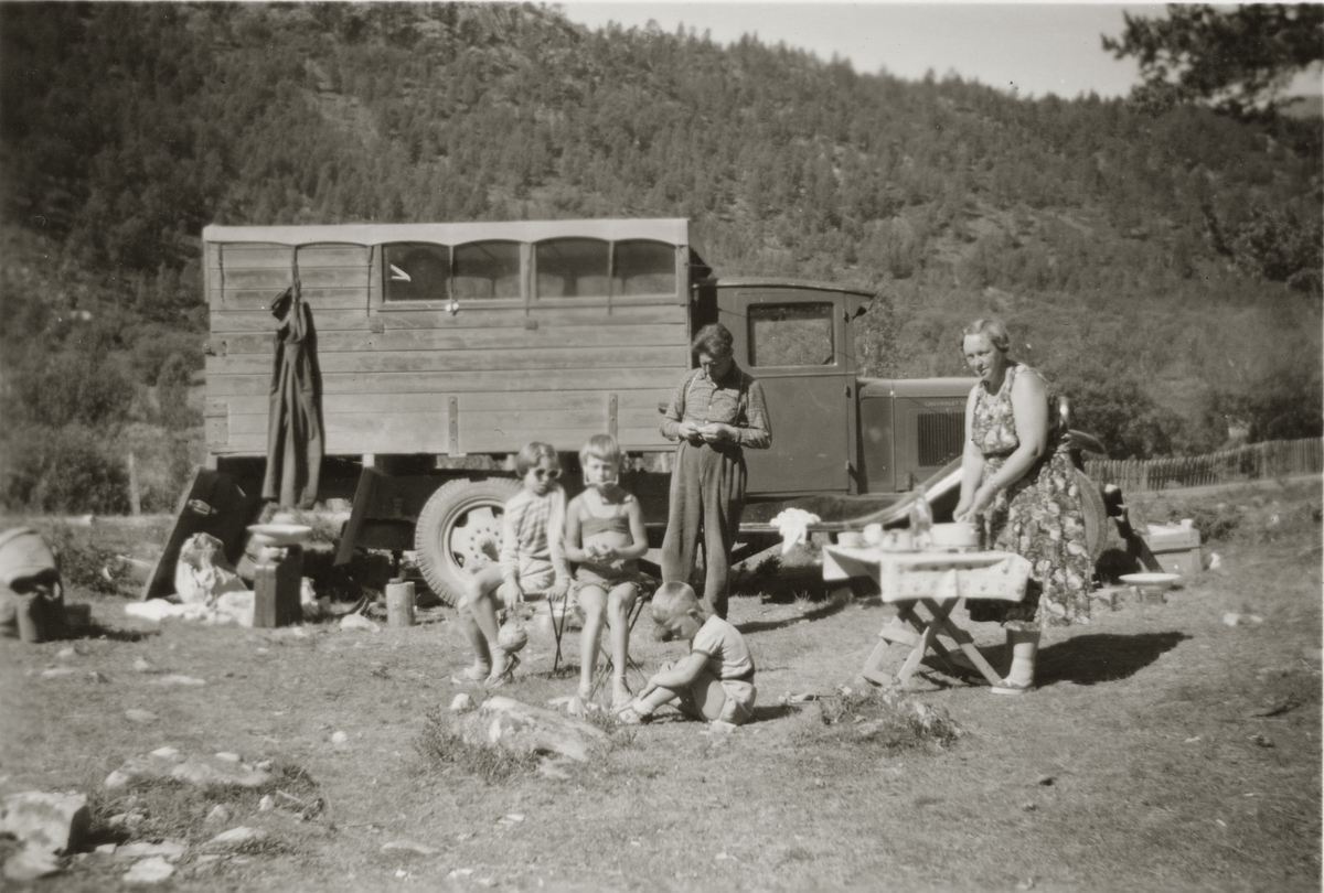 Campingbil- Chevrolet 1931- modell. Camping på vei til eller fra vestlandet/Eidsdal.