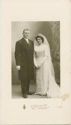 Bryllupsbilde av Helga og Nikolai Frogner. Fotograf: L. Forb