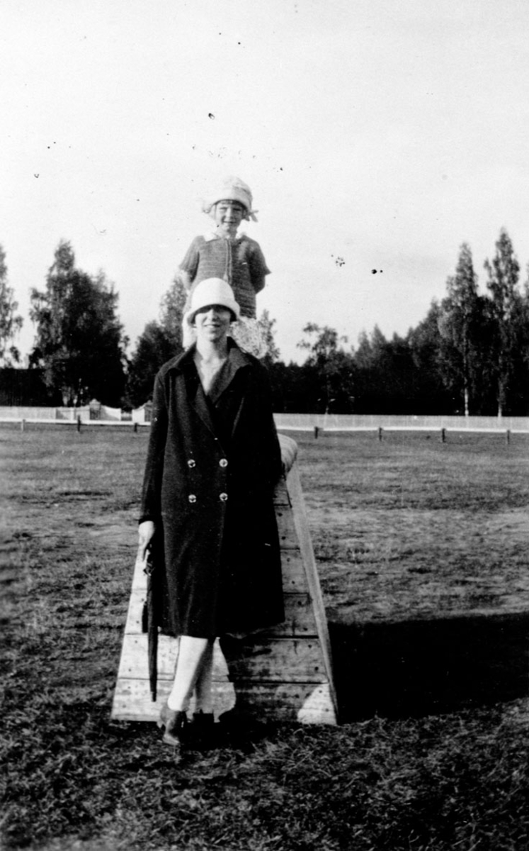 Else Sjøvåg f. Dahl + mors/fars kusine på Søndagstur på ekserserplassen Gardermoen. Gjenglemt bukk til fysisk trening.