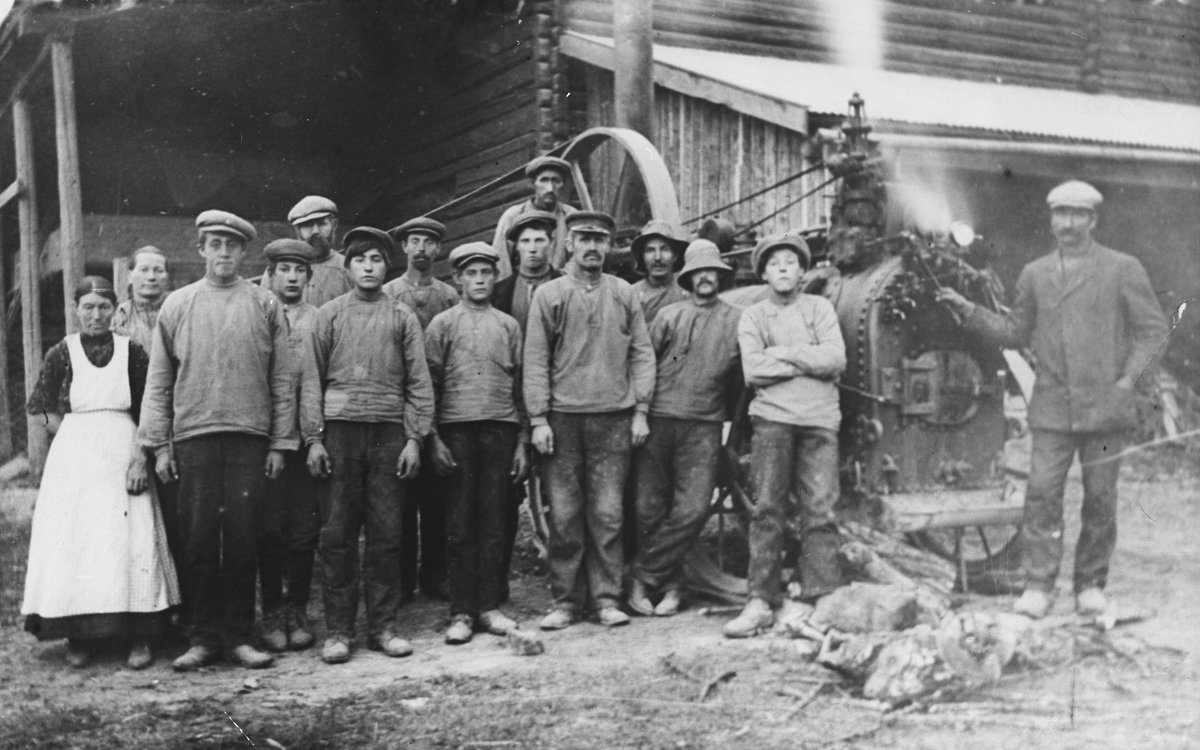 Arbeidsfolk. Tresking på Li i Fenstad 1913 eller 1914.