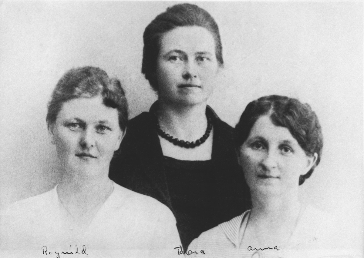 Ragnhild Gundlaug, Thora Elise og Anna Lovise.
