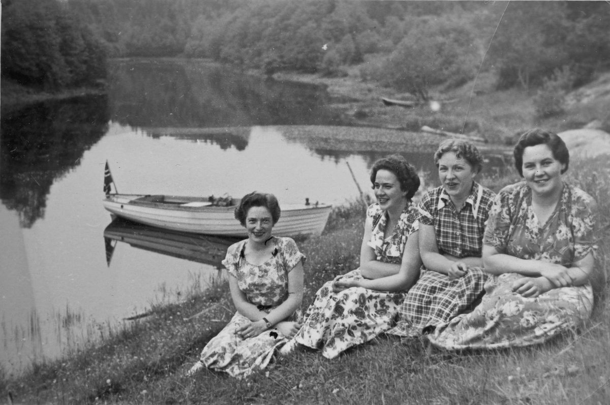 4 kvinner på båttur.