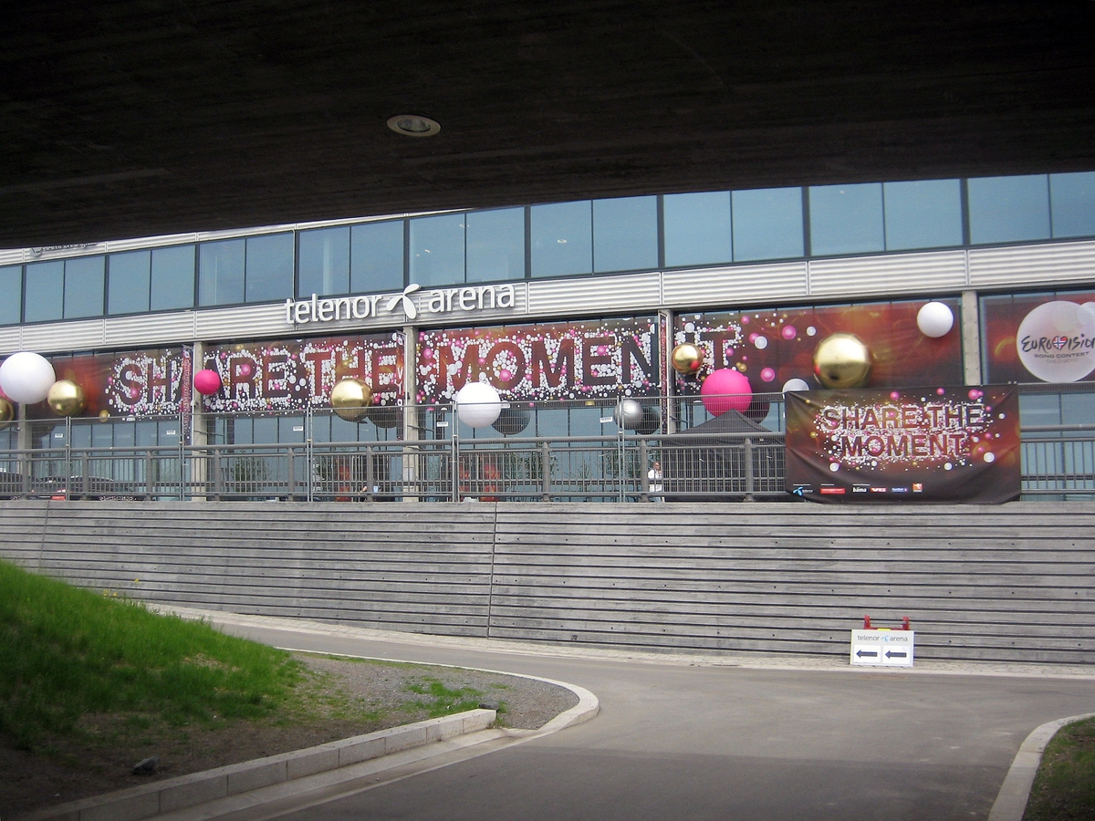 Eurovision Song Contest 2010 - Melodi Grand Prix
Fornebu - Telenor Arena: Inngangspartiet til arenaen er dekorert med melodifestivalens slagord: Share The Moment.