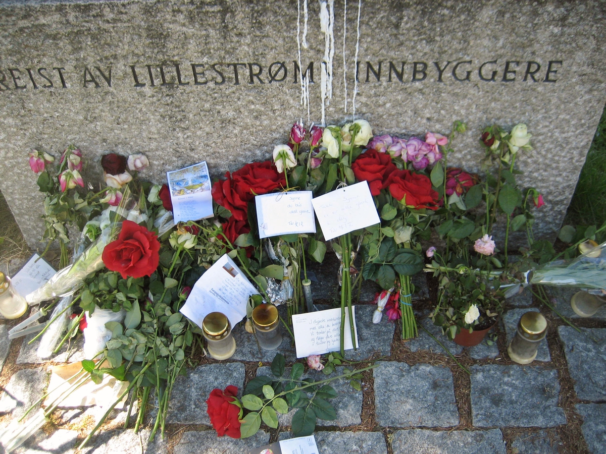 Minner etter terrorhandlingen den 22. juli 2011. Blomster, kort og lykter  ved Krigsmonument ved Lillestrøm kirke.