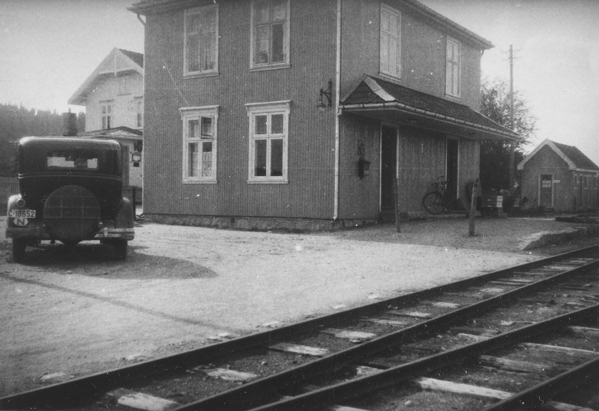 Lierfoss stasjon. Foran stasjonen: Eigil Prydz' Oakland 1932-modell.