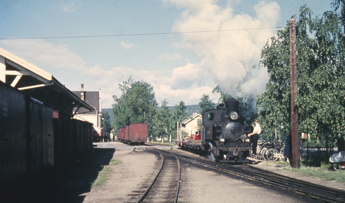 Sammenskifting av tog 2051 til Skulerud før avgang fra Sørumsand stasjon.
