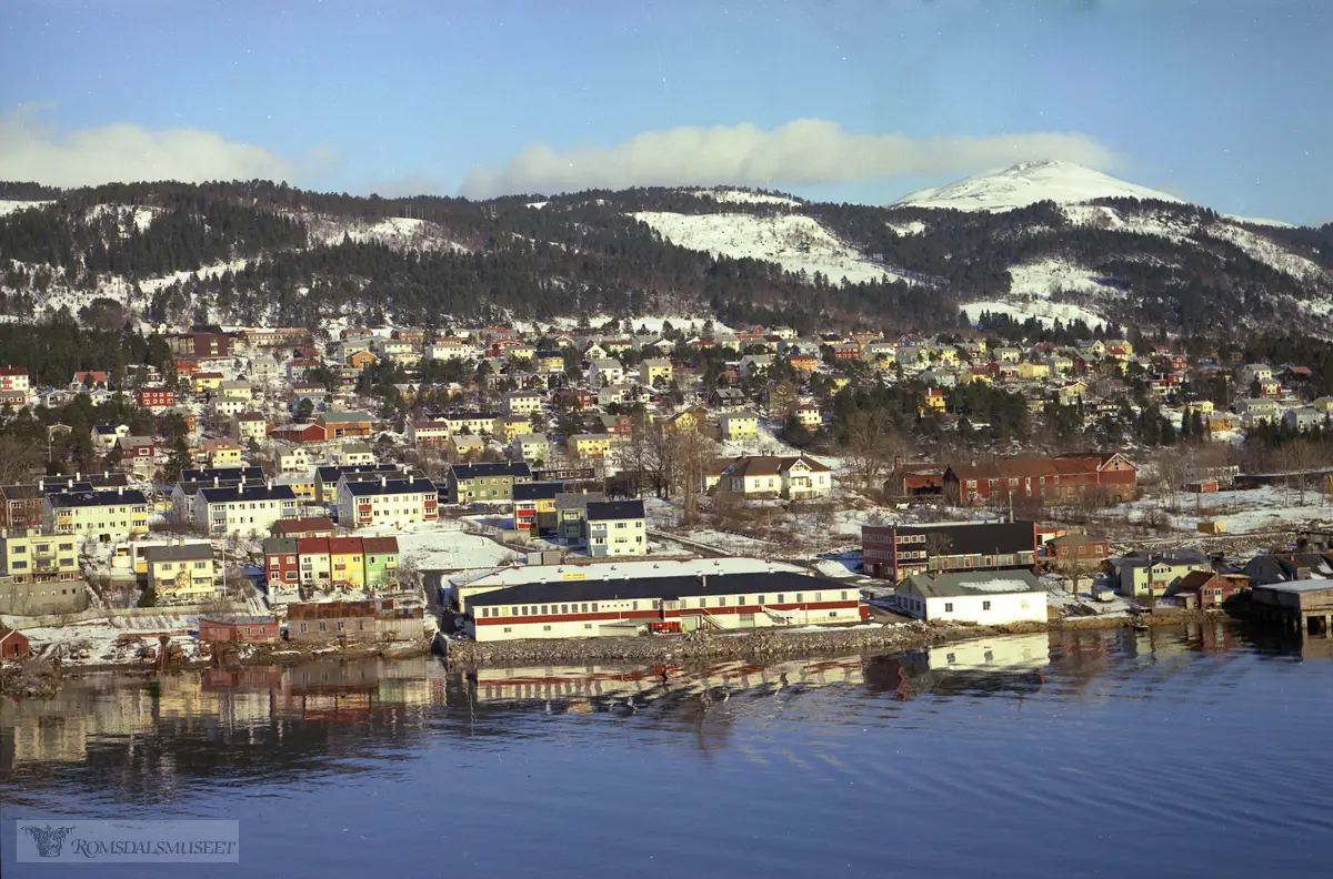 Moldegård, Solhjell Konfeksjon, Grandfjæra..Moldegård, Solhjell, Oshaug, til høyre ligger produksjonsverkstedet til Nilsen.,.Til venstre i bildet ligger bebyggelsen i Grandveien, bak ligger MOBO (Fannebo) (fra 1948-49)