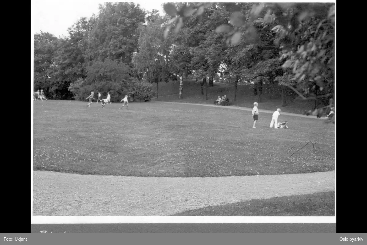 Barn i lek på plen i Bjølsenparken. Grusganger.