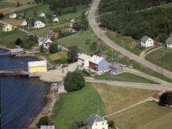 Midt i bildet med blå endevegg, nybygget til Vike Handelslag